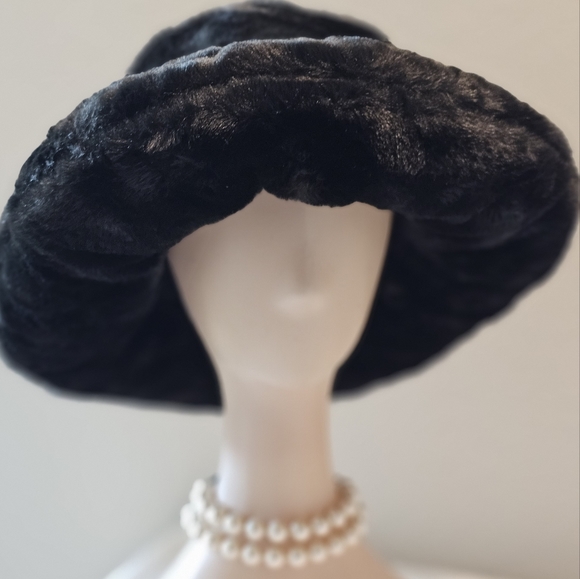 Gorgeous Big Plush High Fashion Floppy Faux Fur Hat Fall Winter Hat - Picture 1 of 7